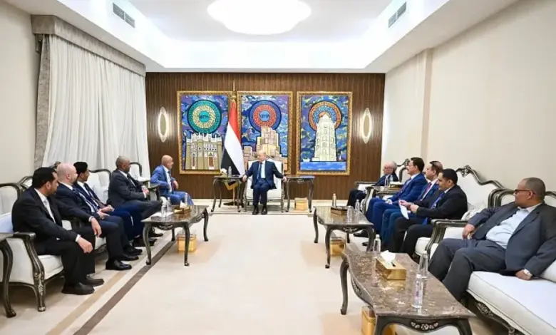 اجتماع الرئيس العليمي بوفد التفاوض الحكومي