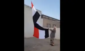 رغم الحصار الحوثي.. الشيخ الأحمر يحتفي بالوحدة اليمنية برفع العلم الوطني على سطح منزله في صنعاء- [فيديو]