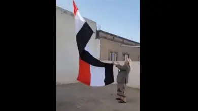 الشيخ الاحمر يرفع علم اليمن في سطح منزله