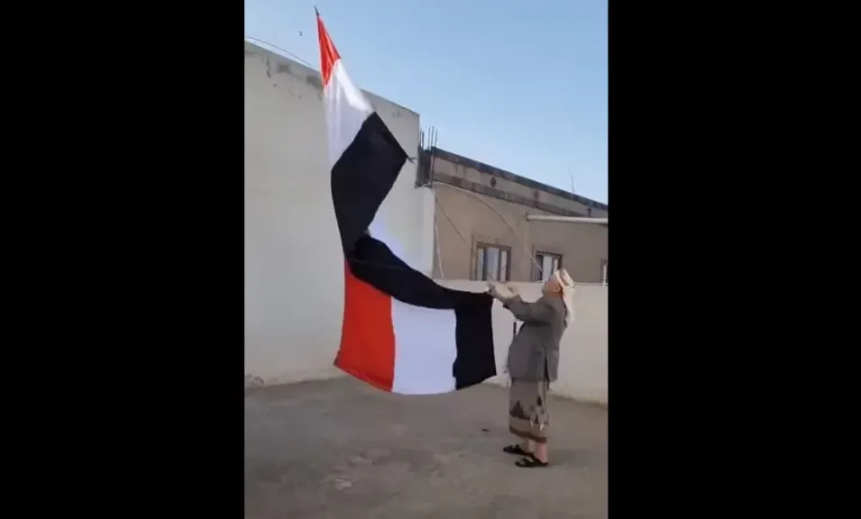 الشيخ الاحمر يرفع علم اليمن في سطح منزله