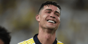 رونالدو اول من يفعلها في التاريخ..!
