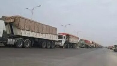 سائق شاحنة يمني يدفع مليون ريال جبايات في رحلة واحدة من عدن إلى مأرب