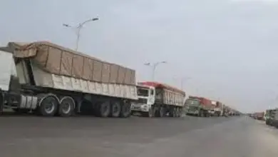 سائق شاحنة يمني يدفع نحو مليون ريال جبايات خلال رحلة واحدة من عدن إلى مأرب