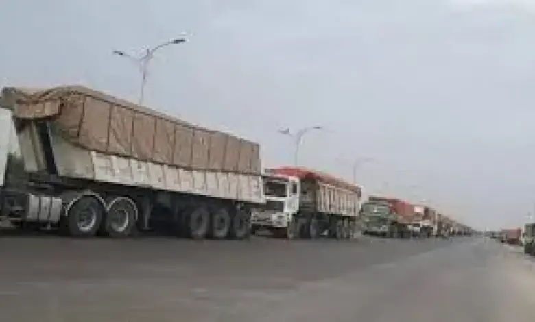 سائق شاحنة يمني يدفع نحو مليون ريال جبايات خلال رحلة واحدة من عدن إلى مأرب