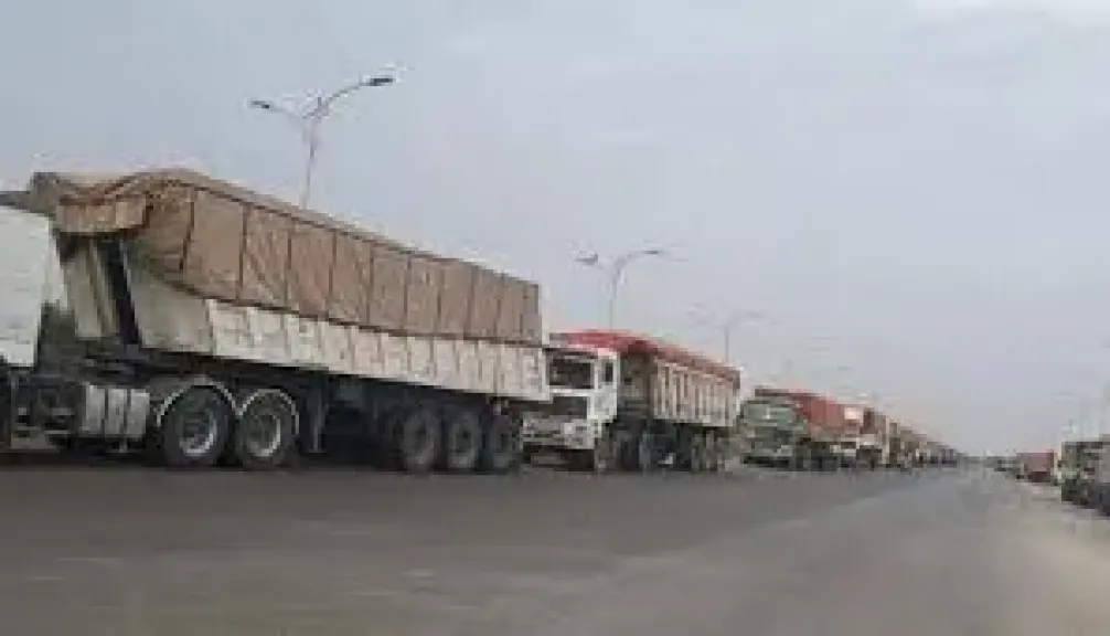 سائق شاحنة يمني يدفع نحو مليون ريال جبايات خلال رحلة واحدة من عدن إلى مأرب