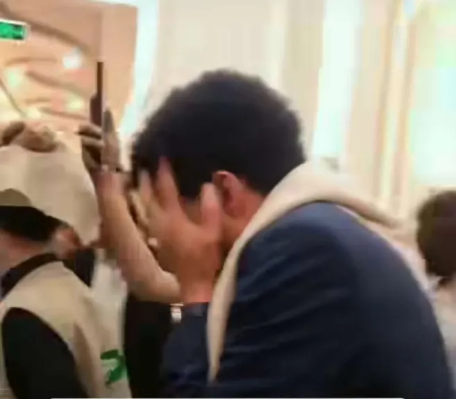 سرقة مسدس وعمليات نهب جماعية تفسد فرحة زفاف المشهور حمود المصباحي في صنعاء