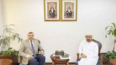 سفير اليمن يبحث مع مسؤول عماني العلاقات الثنائية ومجالات التعاون بين البلدين