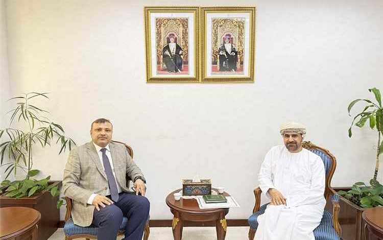سفير اليمن يبحث مع مسؤول عماني العلاقات الثنائية ومجالات التعاون بين البلدين