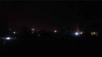سكان حي السعادة بخور مكسر يستنكرون استمرار انقطاع الكهرباء بسبب سقوط الكيبل الرئيسي