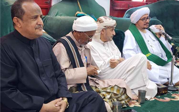 سلاطين آل كثير يؤدون واجب العواد السنوي للمنصب الحبيب علي بن عبدالقادر الحبشي في دار المقام بسيئون