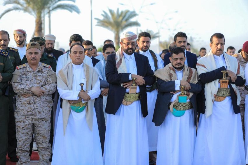 سلطان العرادة يؤدي صلاة العيد في مأرب وسط حضور رسمي وشعبي واسع