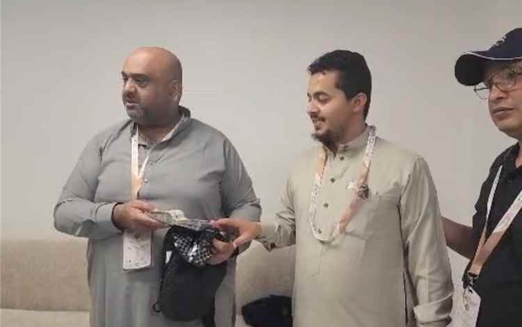 شاب من أبين (لودر) يعيد 56 ألف ريال سعودي لصاحبه في الحرم المكي