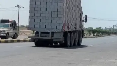 شاحنات «الحمولة الثلاثية» تُبيد طرق لحج.. والناشطون يدقون ناقوس الخطر