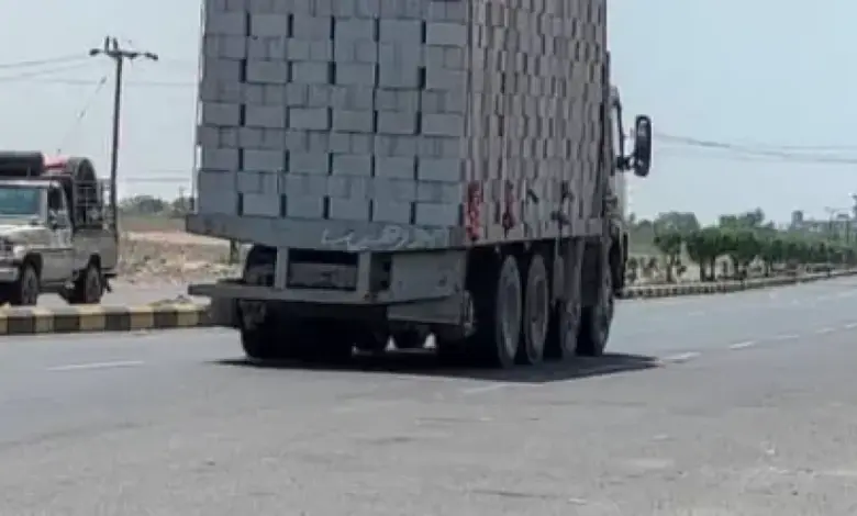 شاحنات «الحمولة الثلاثية» تُبيد طرق لحج.. والناشطون يدقون ناقوس الخطر
