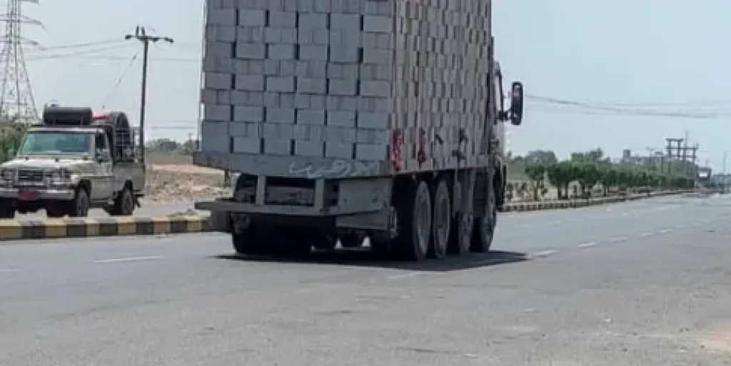 شاحنات «الحمولة الثلاثية» تُبيد طرق لحج.. والناشطون يدقون ناقوس الخطر