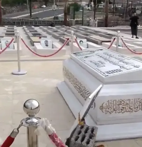 شاهد.. الحوثيون يفتتحون مقبرة جديدة فاخرة لقتلاهم من القيادات العليا في صنعاء (فيديو)