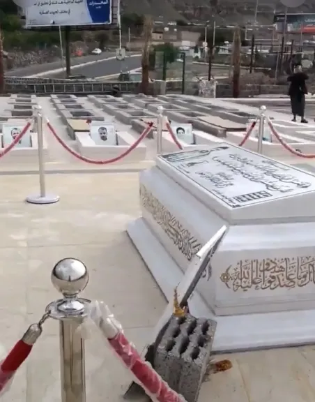 شاهد.. الحوثيون يفتتحون مقبرة جديدة فاخرة لقتلاهم من القيادات العليا في صنعاء (فيديو)