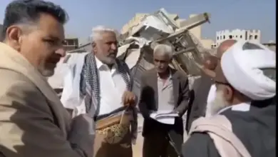 شاهد بالفيديو كيف كان ردة الفعل الغريبة من وزير حوثي عند اكتشافه ان المنزل الذي أمر بهدمه مالكه ”هاشمي”
