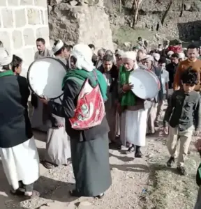 شاهد.. دقّ الطبول والدفوف في جنازة امرأة بتعز تثير الاستغراب! (فيديو)