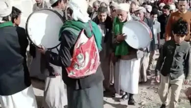 شاهد.. دقّ الطبول والدفوف في جنازة امرأة بتعز تثير الاستغراب! (فيديو)