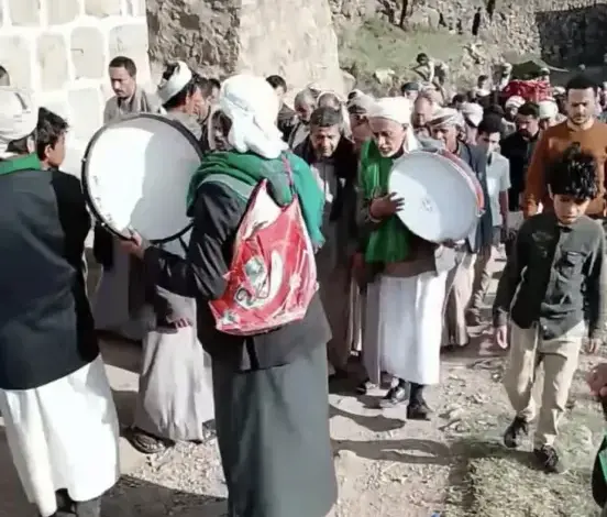 شاهد.. دقّ الطبول والدفوف في جنازة امرأة بتعز تثير الاستغراب! (فيديو)