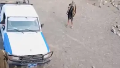 شاهد.. مدير أمن حوثي يقتحم بالقوة منازل في عمران وسط صرخات النساء والاطفال  (فيديو)