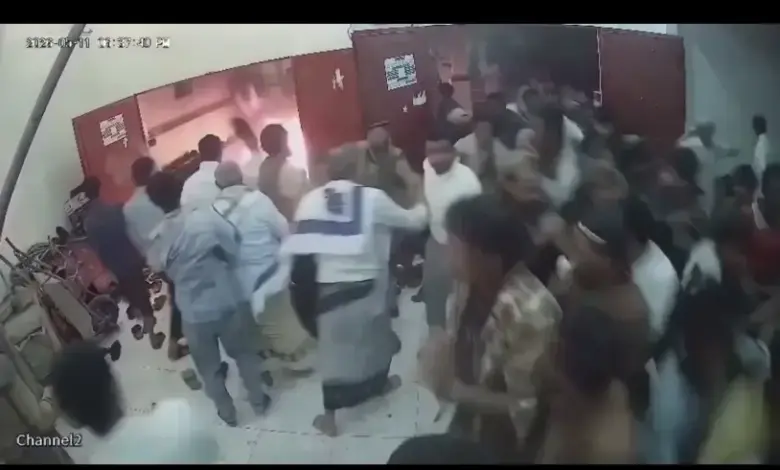 شاهد .. مواطن يشعل النار في جسده عقب خروجه من أحد المساجد بمأرب (فيديو)