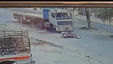 شاهد.. نجاة سائق دراجة نارية بأعجوبة من الدهس تحت شاحنة كبيرة في الحديدة (فيديو)