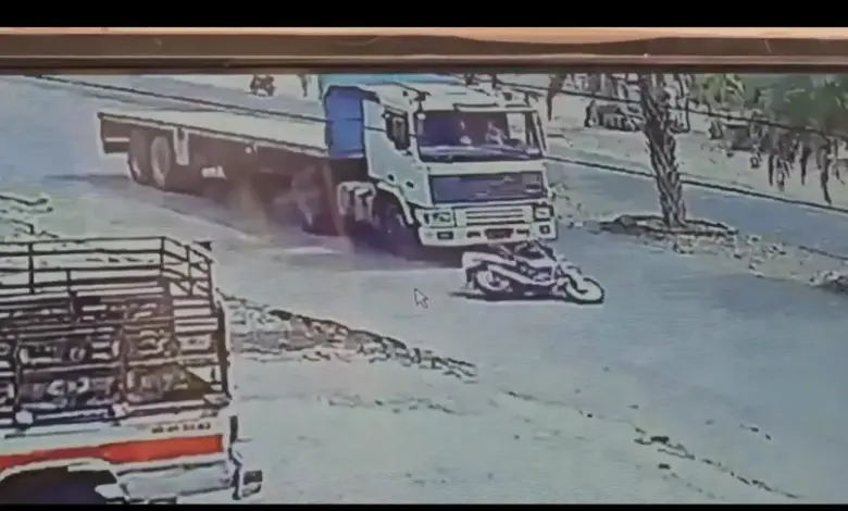 شاهد.. نجاة سائق دراجة نارية بأعجوبة من الدهس تحت شاحنة كبيرة في الحديدة (فيديو)