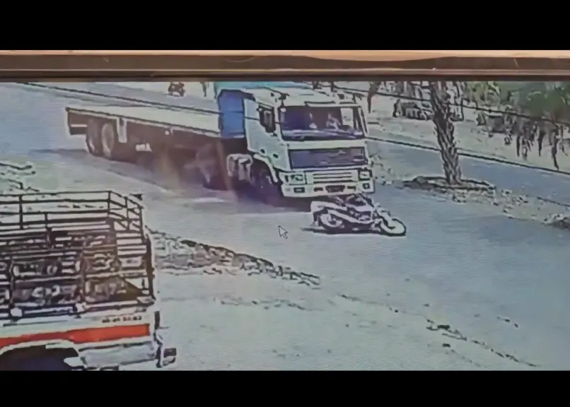 شاهد.. نجاة سائق دراجة نارية بأعجوبة من الدهس تحت شاحنة كبيرة في الحديدة (فيديو)