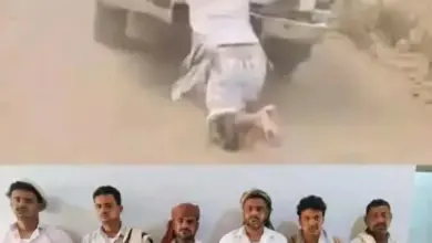 شاهد.. نهاية مأساوية لشباب قاموا بسحل مشعوذ متهم بالتحرش بالنساء في الحديدة (فيديو)