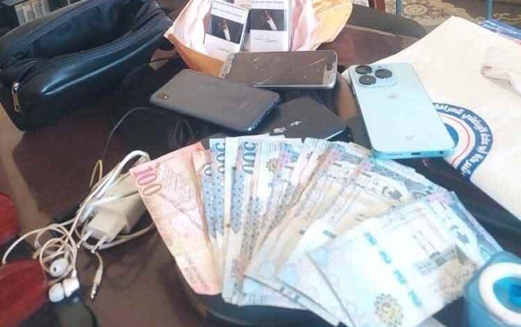 شرطة المهرة تضبط متهماً بانتحال شخصية واحتيال مالي
