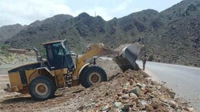 شركة اس اس يمن تقوم بصيانة وردميات حواف الخط الدولي موقع "الغبر - ميفع"