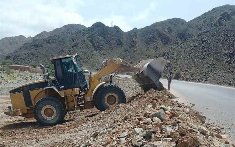 شركة اس اس يمن تقوم بصيانة وردميات حواف الخط الدولي موقع "الغبر - ميفع"
