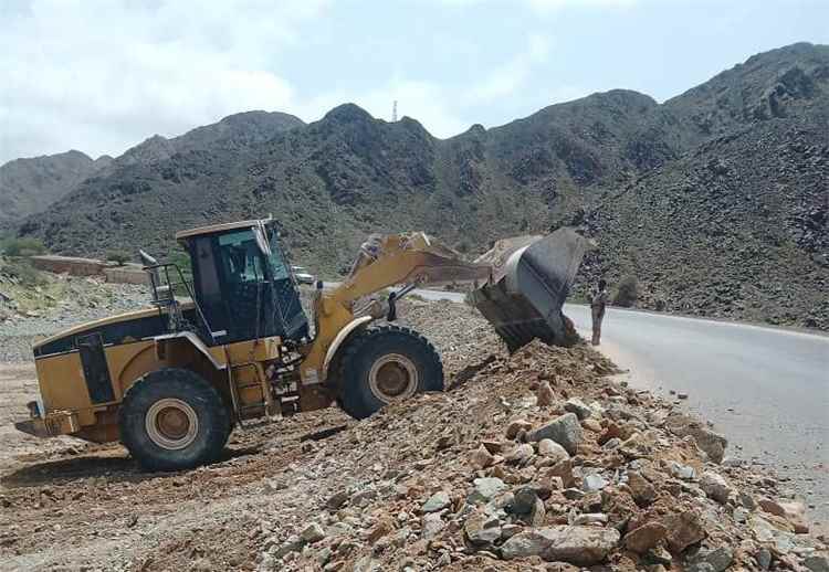 شركة اس اس يمن تقوم بصيانة وردميات حواف الخط الدولي موقع "الغبر – ميفع"