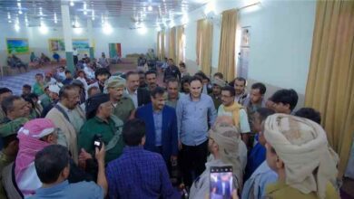 شيخ مشايخ آل سليمان يشيد بتوجيهات محافظ شبوة بإقامة عزاء للفقيد الخرما في عتق