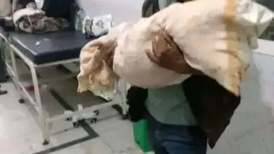 صحة تعز تُوقف مسؤولاً عن العمل بتهمة ”الانحياز الإعلامي” في قضية وفاة طفلة بمستشفى