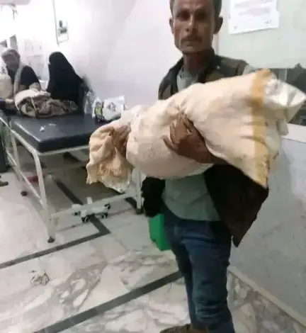صحة تعز تُوقف مسؤولاً عن العمل بتهمة ”الانحياز الإعلامي” في قضية وفاة طفلة بمستشفى