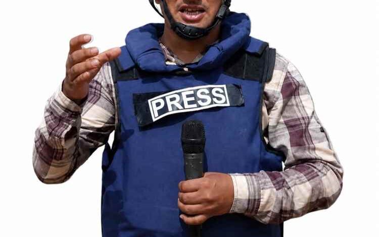 صحفي يعلن بيع معدات تصويره لتأمين احتياجات أسرته ومصاريف العيد