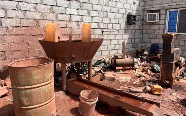 ضبط معملاً عشوائياً لتعدين الذهب بمدينة المكلا
