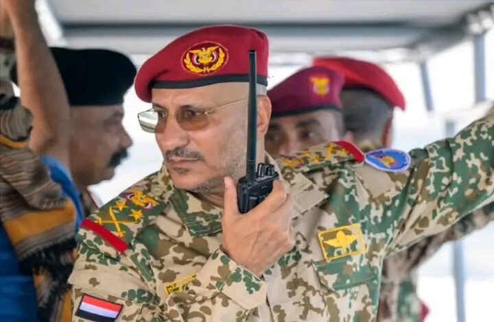 طارق صالح ورتبة ''الفريق ركن''.. من منحها له؟ ولماذا تراجع عن وعوده بعدم ارتداء الرتب العسكرية قبل تحرير صنعاء؟