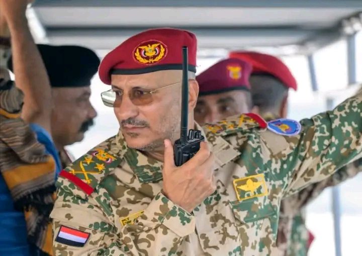 طارق صالح ورتبة ''الفريق ركن''.. من منحها له؟ ولماذا تراجع عن وعوده بعدم ارتداء الرتب العسكرية قبل تحرير صنعاء؟