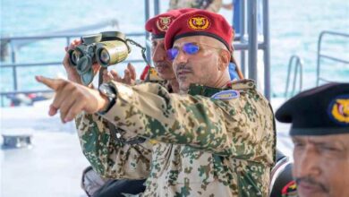 طارق صالح يشهد عرضًا بحريًا وتدشين زوارق جديدة بمناسبة العيد الوطني للجمهورية اليمنية