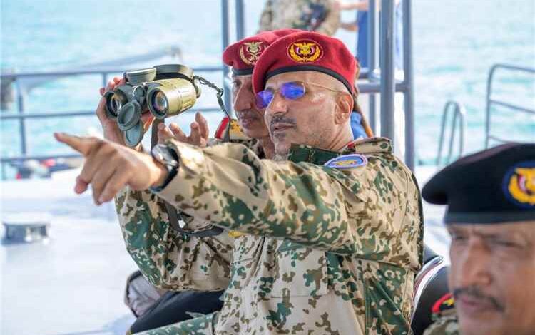 طارق صالح يشهد عرضًا بحريًا وتدشين زوارق جديدة بمناسبة العيد الوطني للجمهورية اليمنية