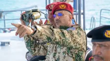 طارق صالح يعلن دخول زوارق جديدة الخدمة من باب المندب إلى جزيرة زقر ويشهد عرضاً رمزياً بمناسبة عيد الوحدة