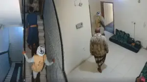 طفل يصرخ عوائل.. عوائل.. عناصر حوثية تقتحم منزل رجل اعمال في إب وتروع أسرته - [فيديو]