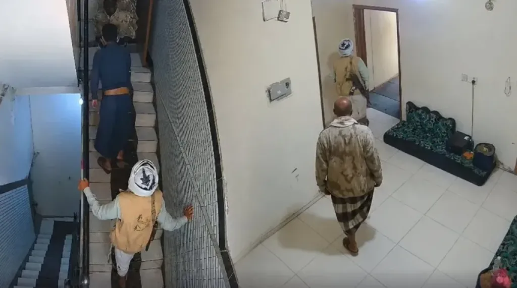 طفل يصرخ عوائل.. عوائل.. عناصر حوثية تقتحم منزل رجل اعمال في إب وتروع أسرته – [فيديو]
