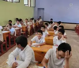 طلاب عدن يواجهون ”جحيم الامتحانات” بلا كهرباء.. وصرخة أولياء الأمور: ”أنقذوا مستقبل أبنائنا”