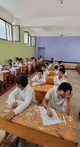طلاب عدن يواجهون ”جحيم الامتحانات” بلا كهرباء.. وصرخة أولياء الأمور: ”أنقذوا مستقبل أبنائنا”