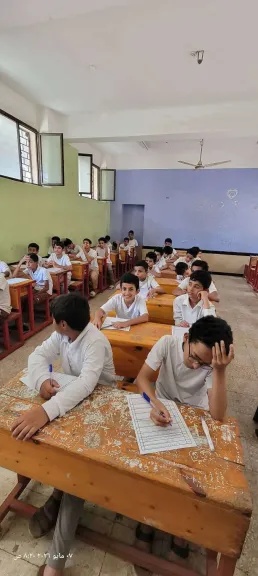 طلاب عدن يواجهون ”جحيم الامتحانات” بلا كهرباء.. وصرخة أولياء الأمور: ”أنقذوا مستقبل أبنائنا”